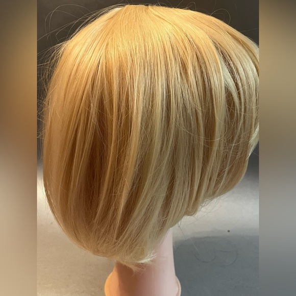 Blonde Full Cap Synthetic Bob Wig - Picture 5 of 7